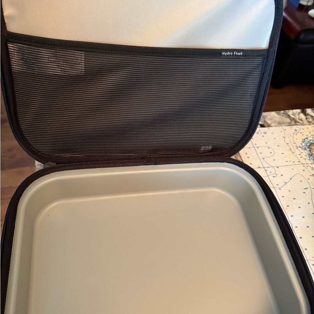 Hydro Flask Lunch Box - Picture 2 of 3